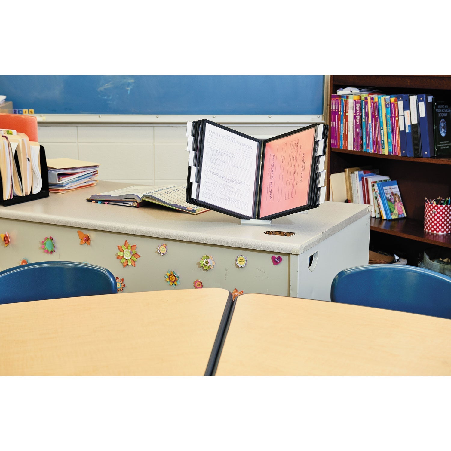 Durable InstaView Expandable Desktop Reference System, 10 Panels, Black Borders