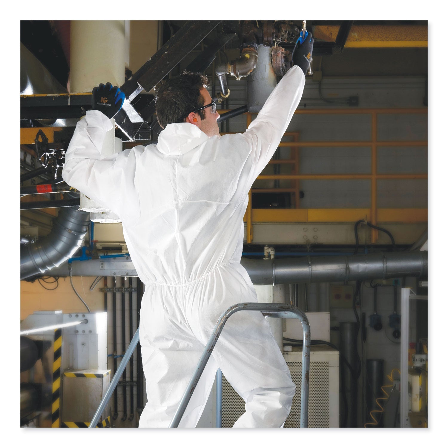 KleenGuard A20 Elastic Back, Cuff and Ankle Hooded Coveralls, Zip, X-Large, White, 24/Carton