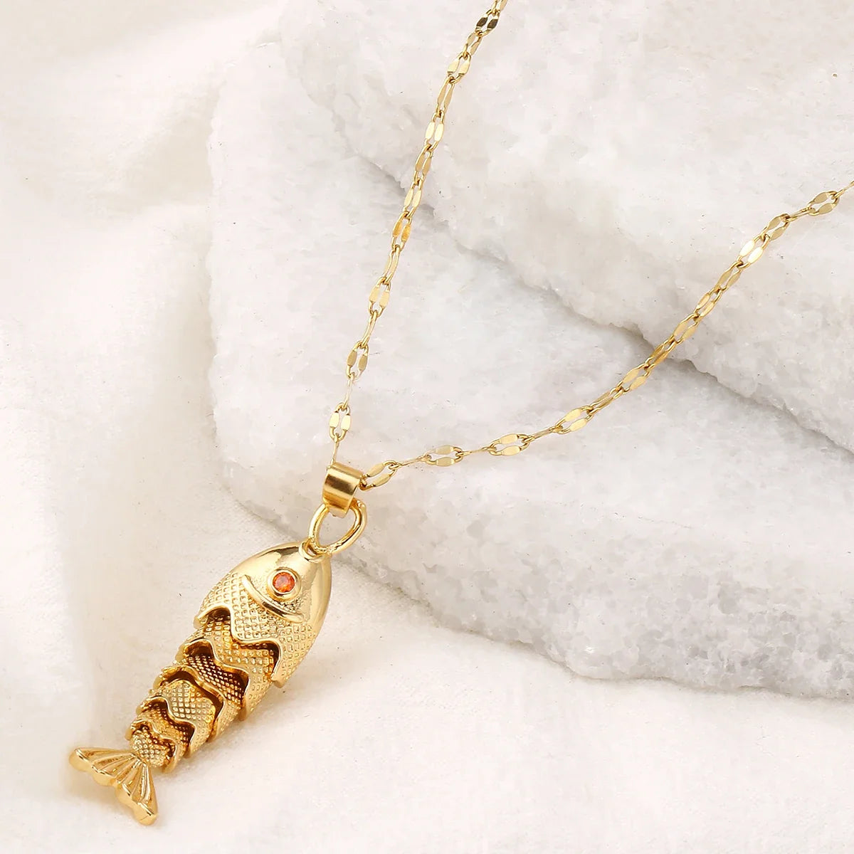 Trendy Gold-Plated Retro Personality Agile Small Fish Necklace for Women Anti-Allergic Fashionable Jewelry Accessory