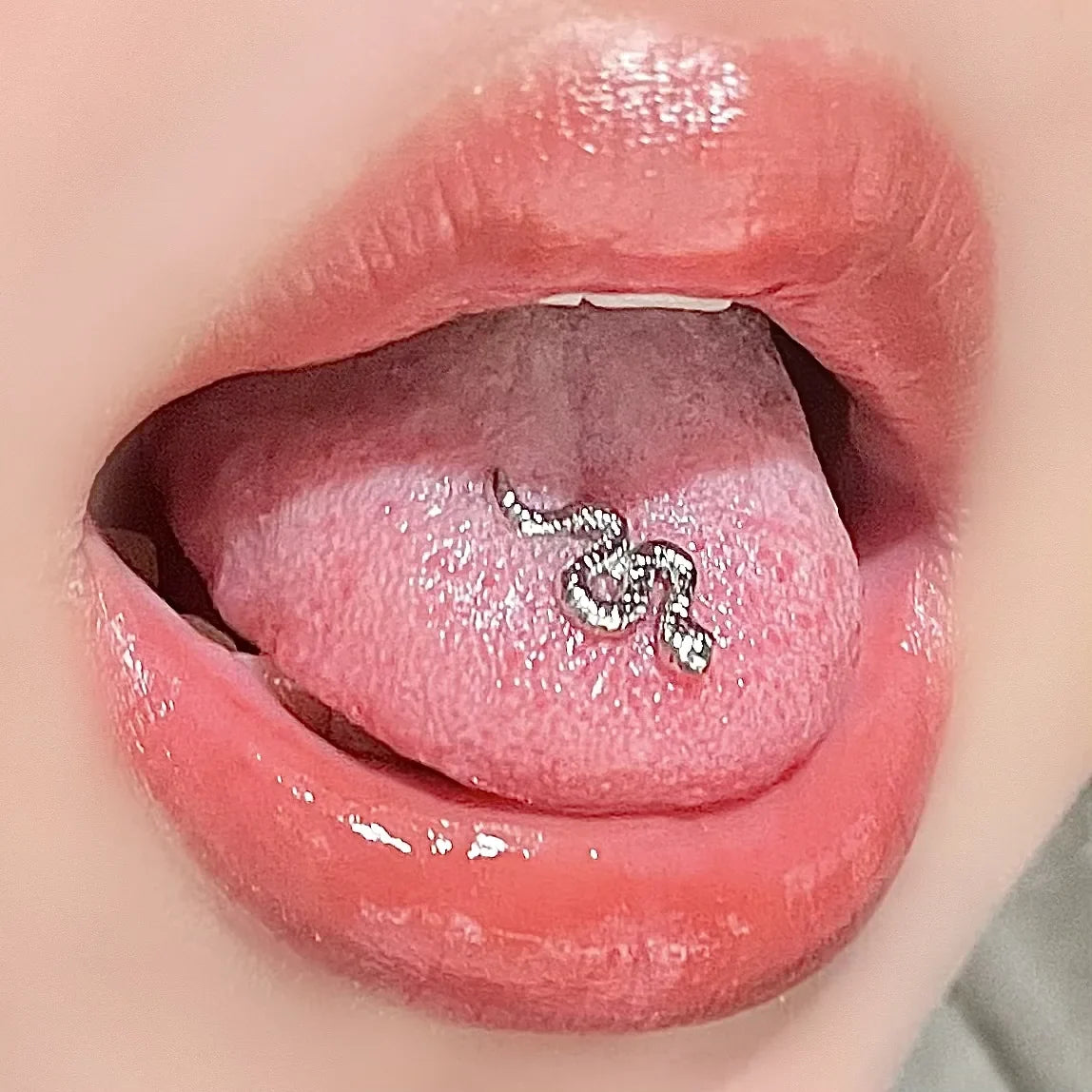 Small snake-shaped earrings, nose studs, titanium steel tongue studs, lip studs,flat-bottomed body piercing titanium accessories