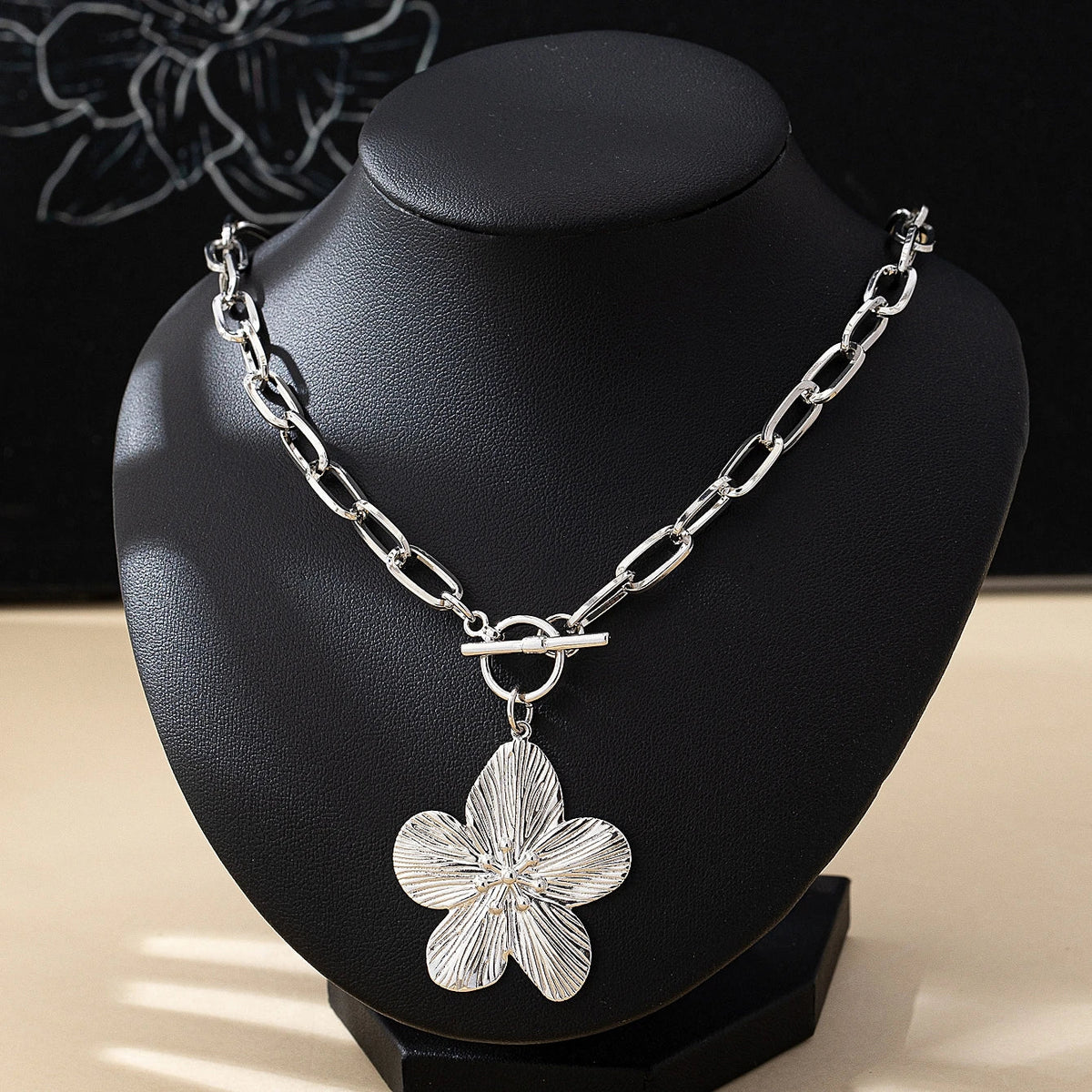 A Fashionable Women's Pendant Necklace, Vintage Simple Wisteria Flower Necklace, Elegant and Versatile Flower Pendant Necklace, No Box