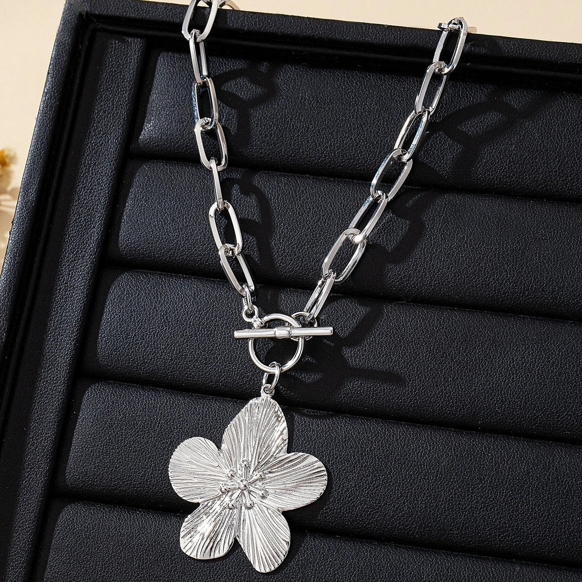 A Fashionable Women's Pendant Necklace, Vintage Simple Wisteria Flower Necklace, Elegant and Versatile Flower Pendant Necklace, No Box