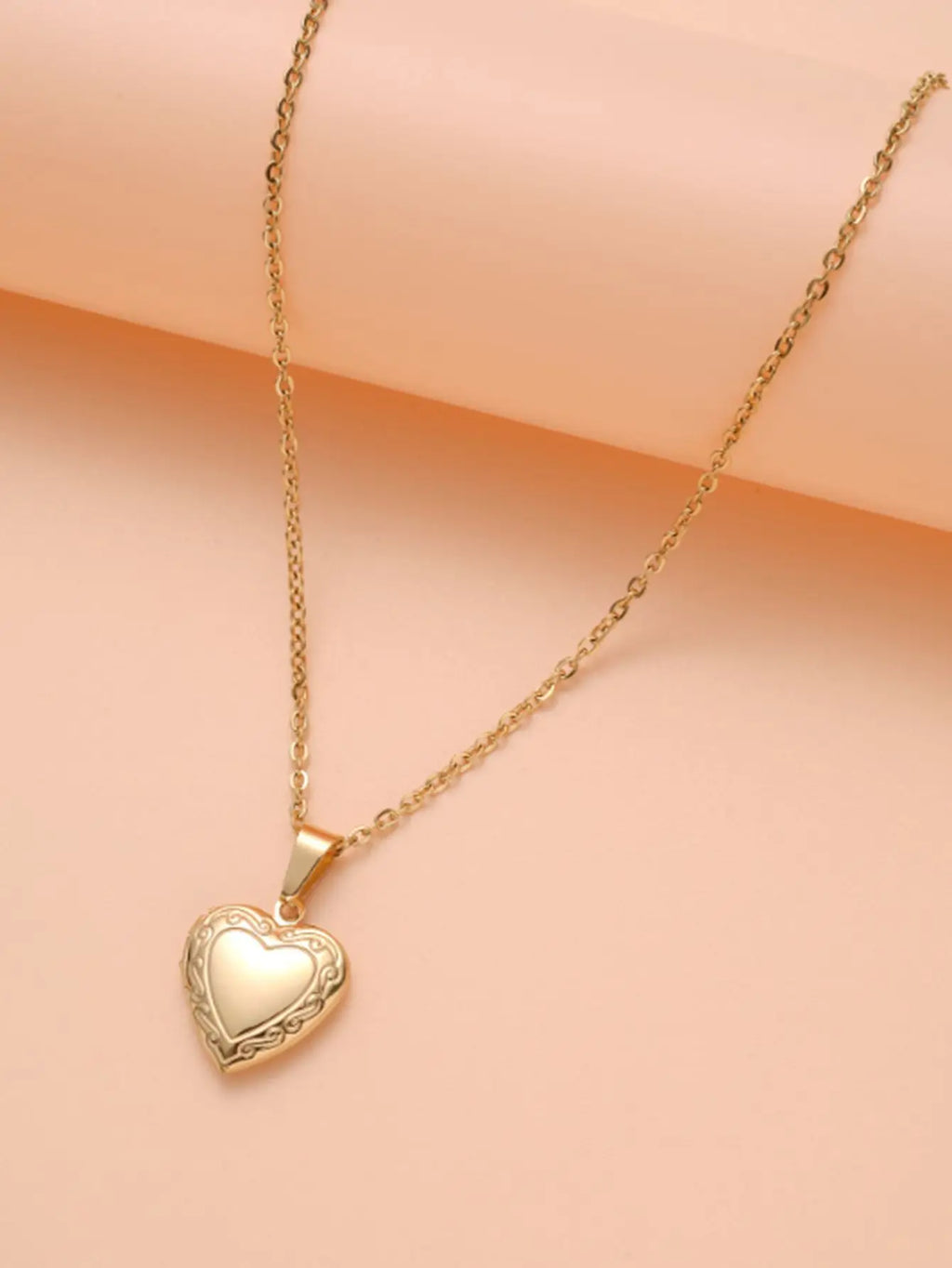 Vintage Carved Heart Photo Box Necklace, Gold-Plated Openable Heart Pendant, Fine Chain Clavicle Chain, Women's Commemorative Jewelry Gift for Best Friend